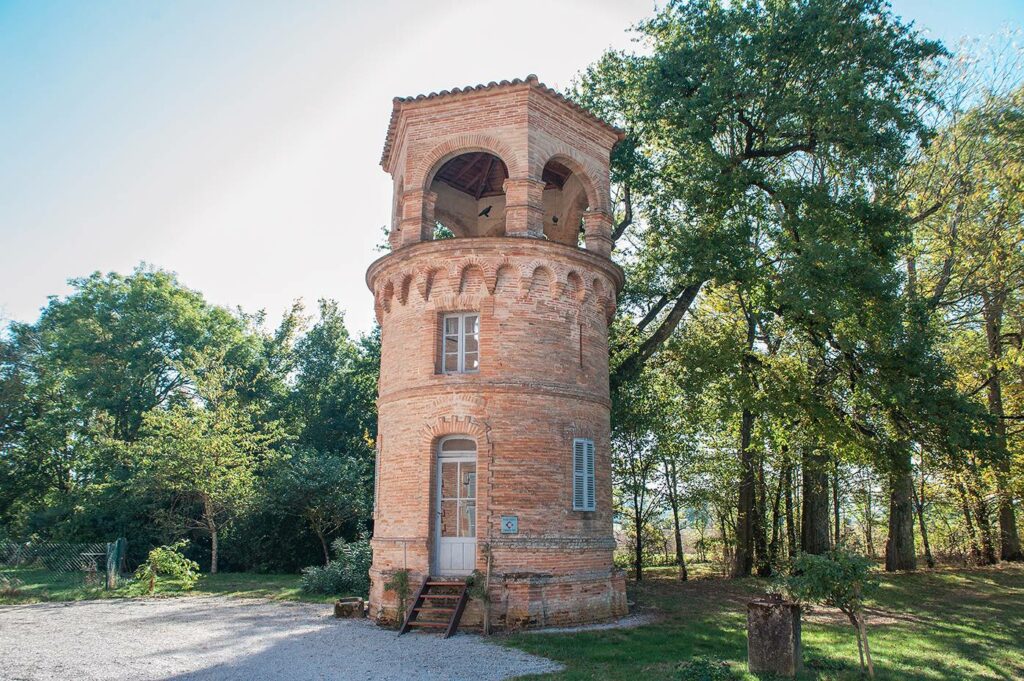 Château d'eau en briques foraines