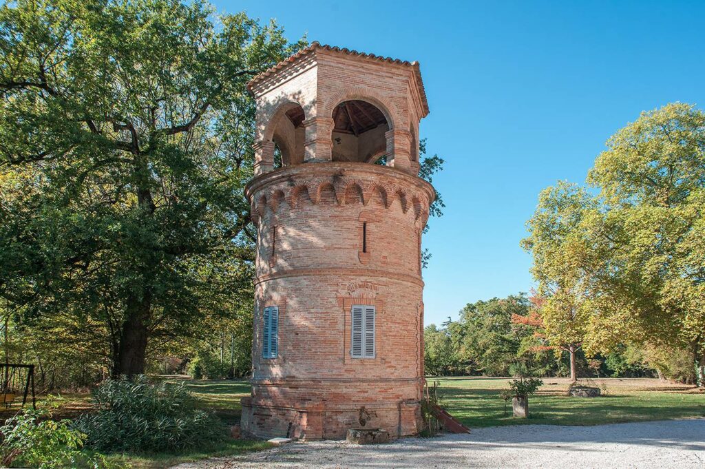 Château d'eau en briques foraines