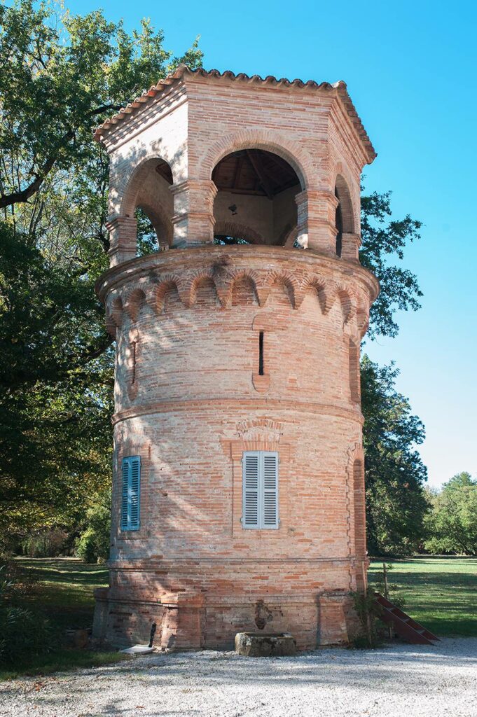 Château d'eau en briques foraines