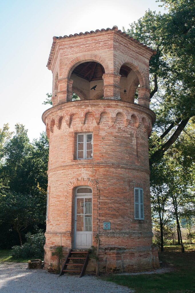 Château d'eau en briques foraines