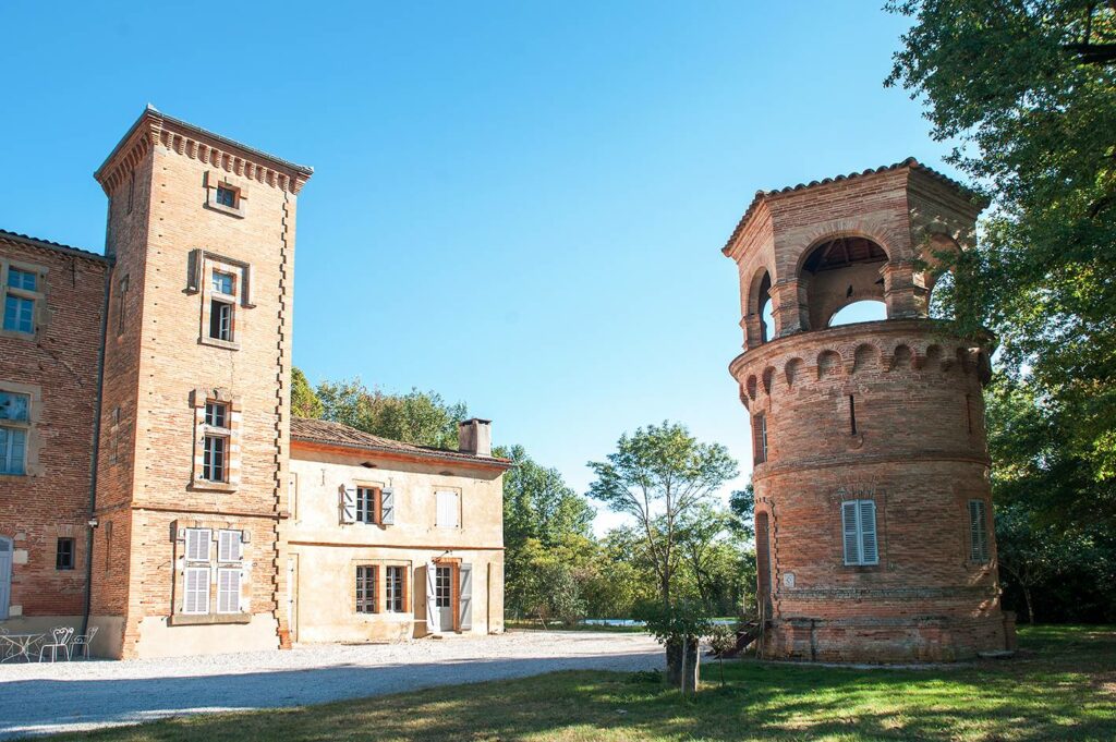 Château d'eau en briques foraines